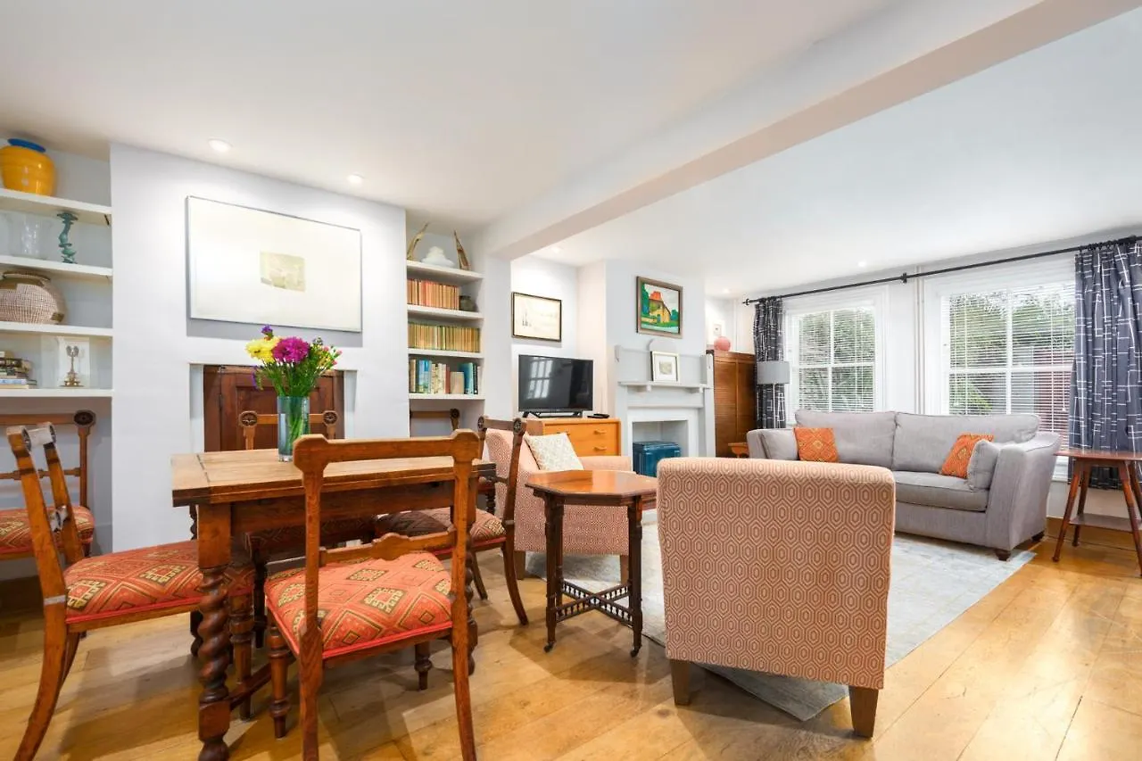 펜션 Delightful Bird Sisters Cottage With Free Parking 브라이턴