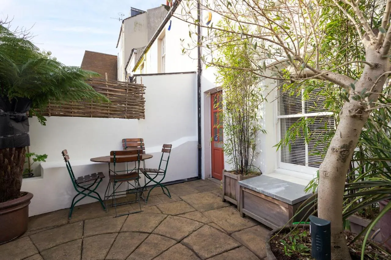펜션 Delightful Bird Sisters Cottage With Free Parking 브라이턴 영국